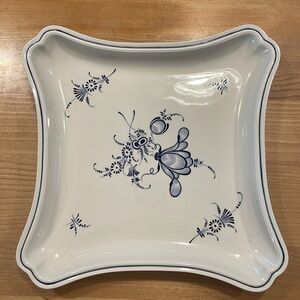 Villeroy & Boch Luxembourg serving plate in blue and white 10 inches wide.